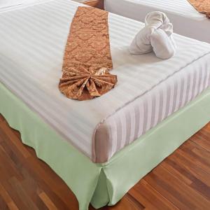 Superior 100% Brushed Microfiber Pleated Bed Skirt, Queen, Chrome(Mint)