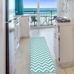 Superior Indoor/ Outdoor Large Area Rug, Geometric Modern Home Floor Decor For Patio, Poolside, Entryway, Kitchen, Living Room, Bedroom, Jute Backed Rugs, Colburn Collection, 5′ x 8′, Blue(Cream/Blue)